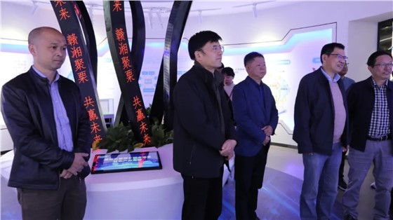 省發(fā)改委二級(jí)巡視員曾洪暉一行來(lái)上栗調(diào)研指導(dǎo)工作，并參觀由立標(biāo)展覽布展的贛湘合作產(chǎn)業(yè)園展示館